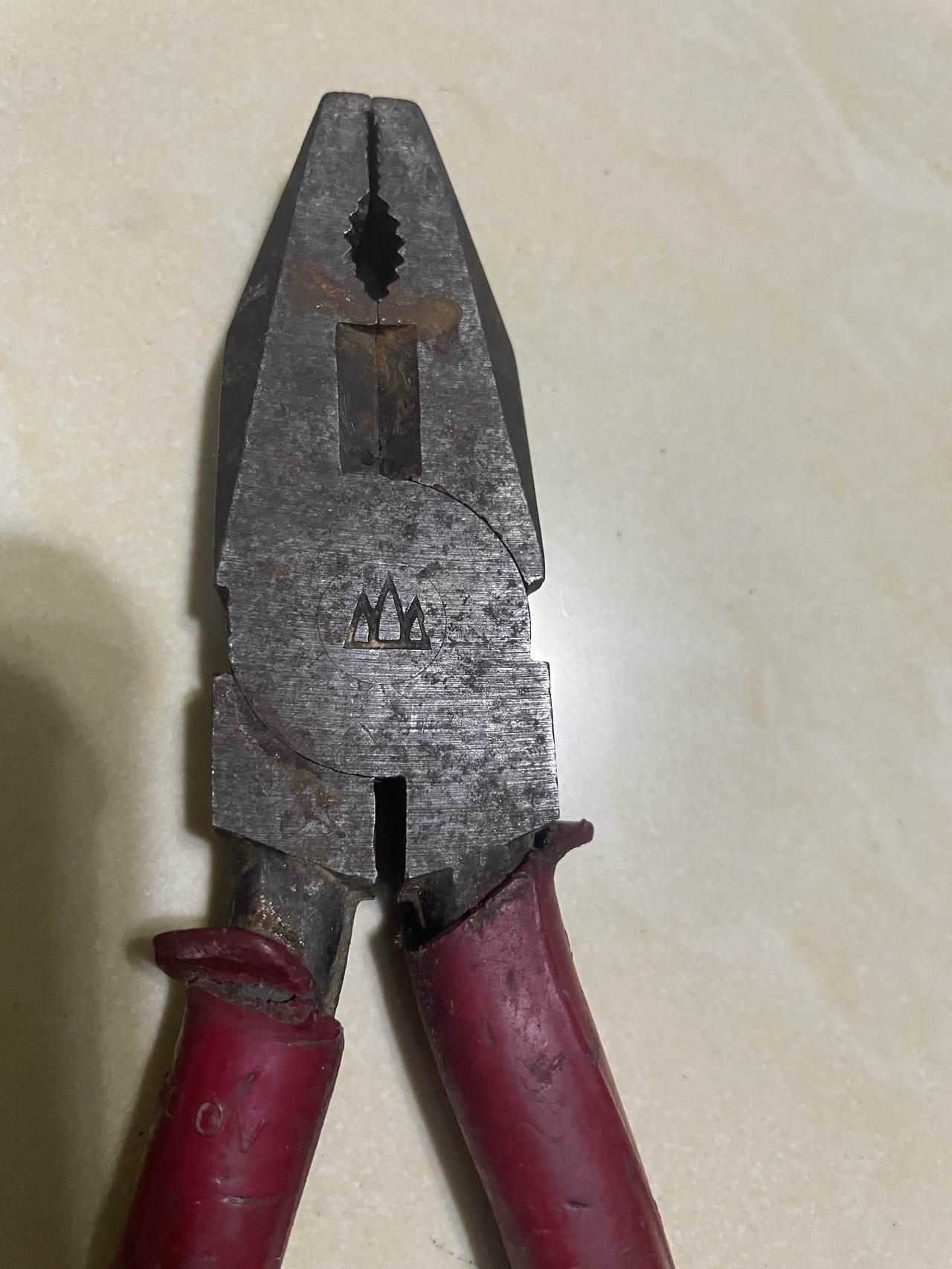 日本工业三四十年代就这么厉害了吗！今天翻抽屉，从抽屉的角落里扒出一把老虎钳，我知