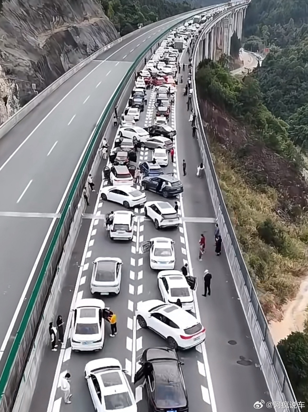 这两天两会就要召开了，看到有专家“建议高速年度3000公里免费”，这个提议怎么说