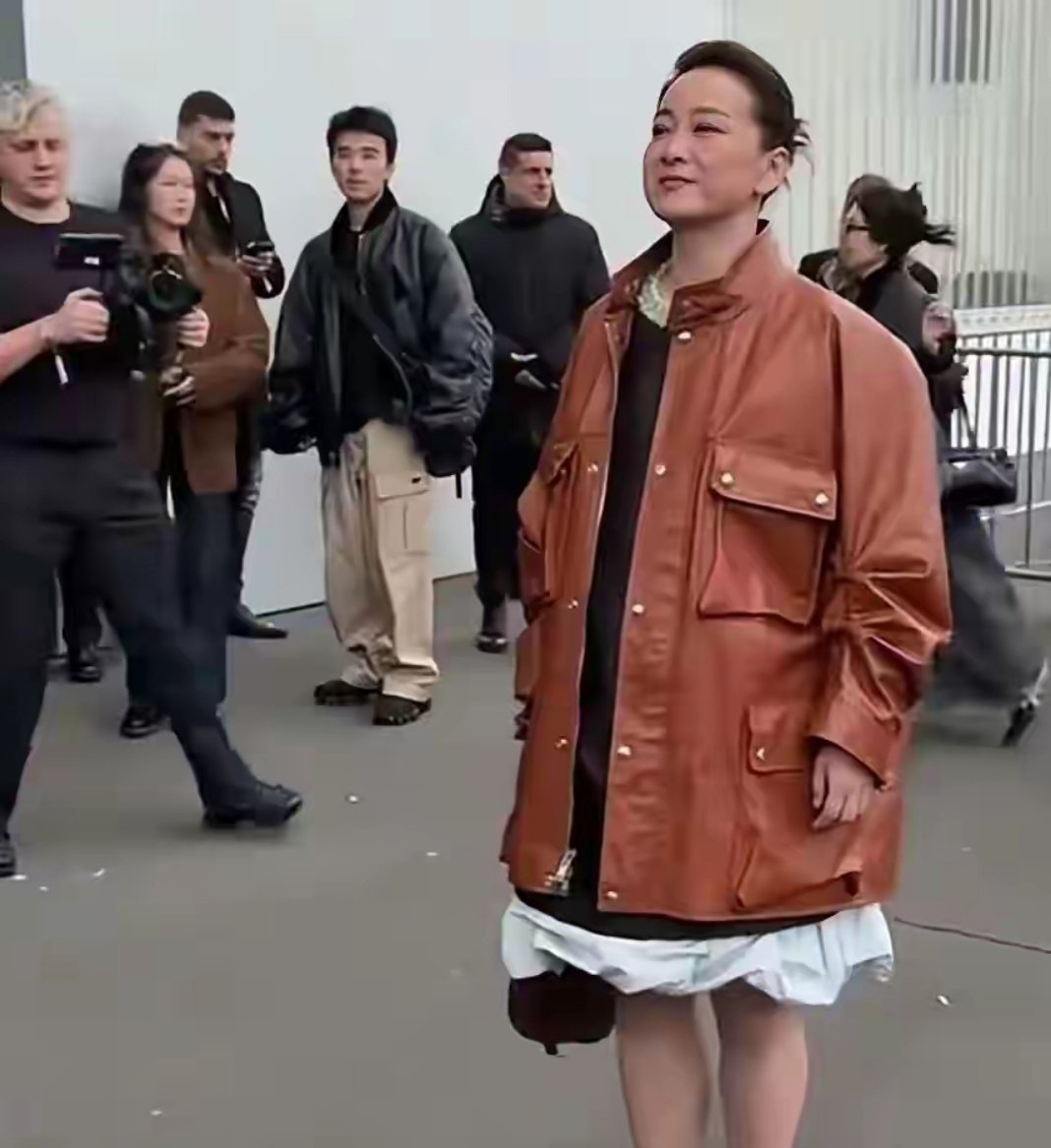  贾玲减肥前后反差也太大了，简直像换了一个人。