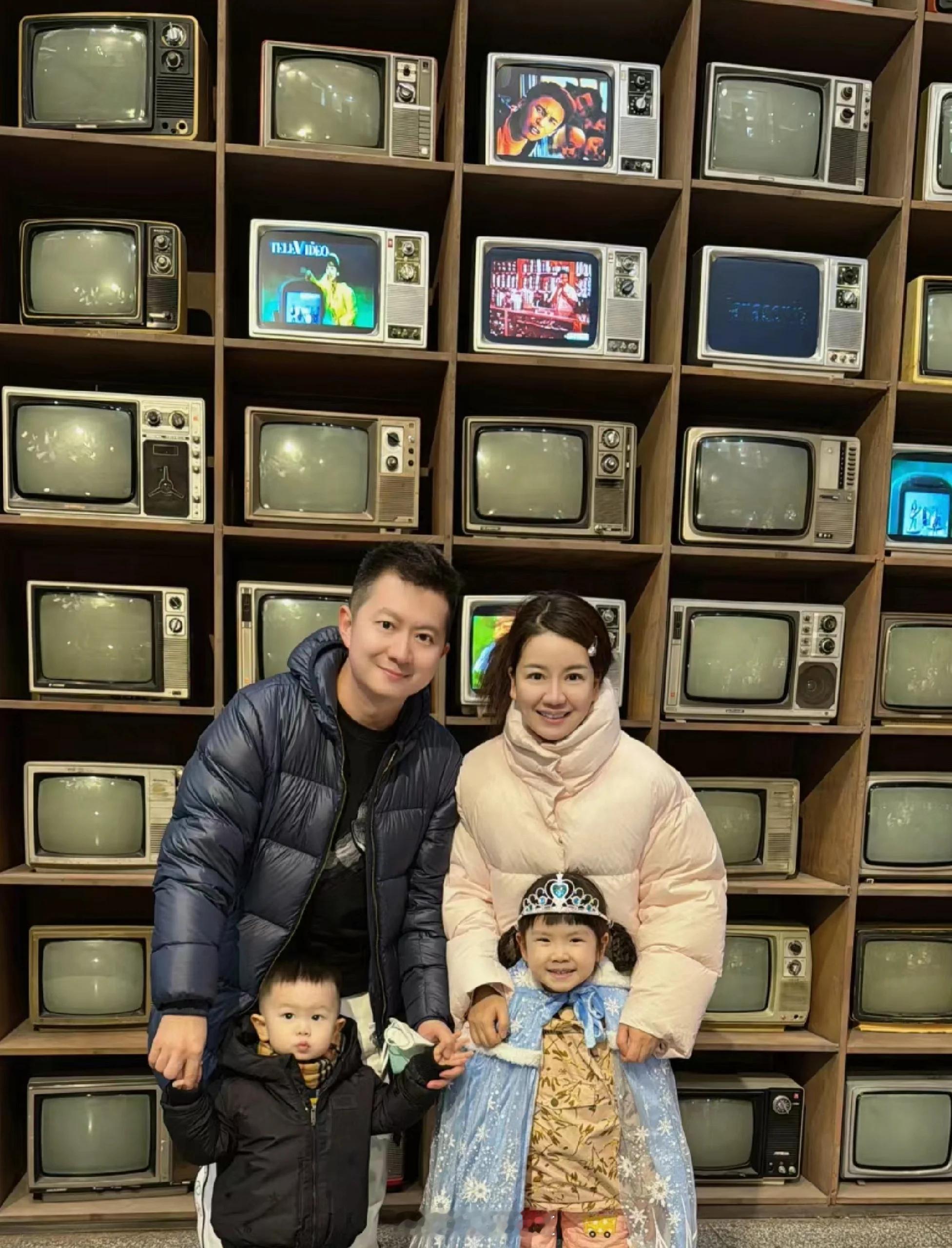 一代人有一代人的主播小时候最喜欢的红果果绿泡泡！他们结！婚！了！还有了两个孩子！