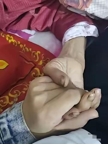 保姆照顾75岁瘫痪大爷18年，大爷去世后，她收拾行李准备离开，大爷儿子突然抢过包