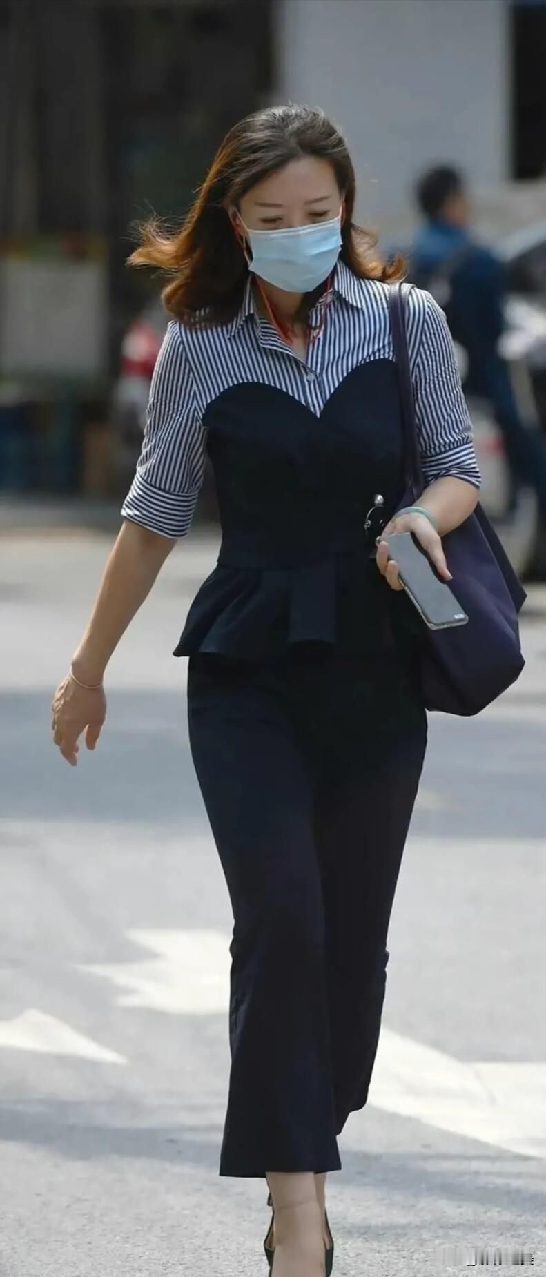 职场穿搭｜条纹衬衫拼接藏蓝收腰上衣，配同色系阔腿裤与墨绿高跟，干练优雅又显气质~