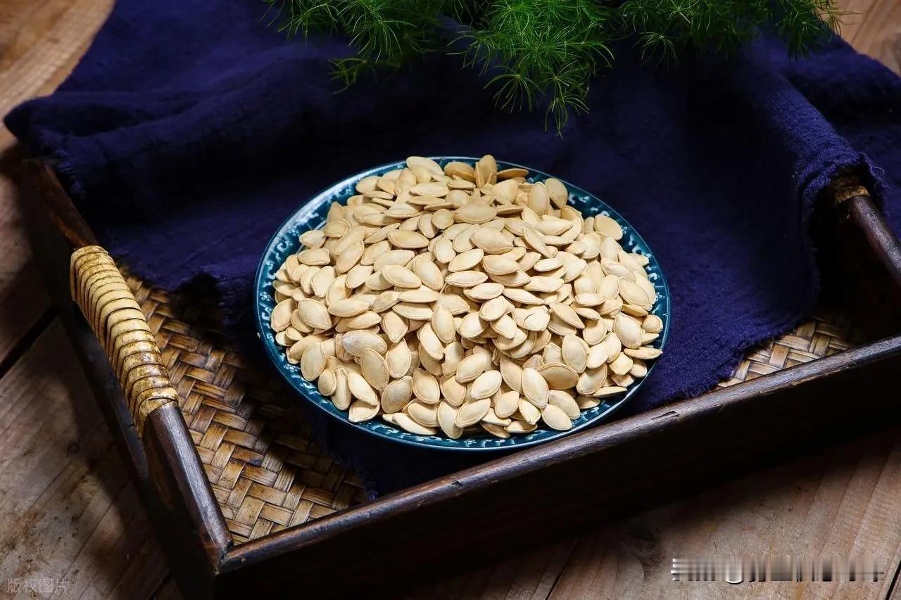 南瓜子能不能天天吃？60岁后吃坚果，2个关键+4个要点，吃对才养生“每天一
