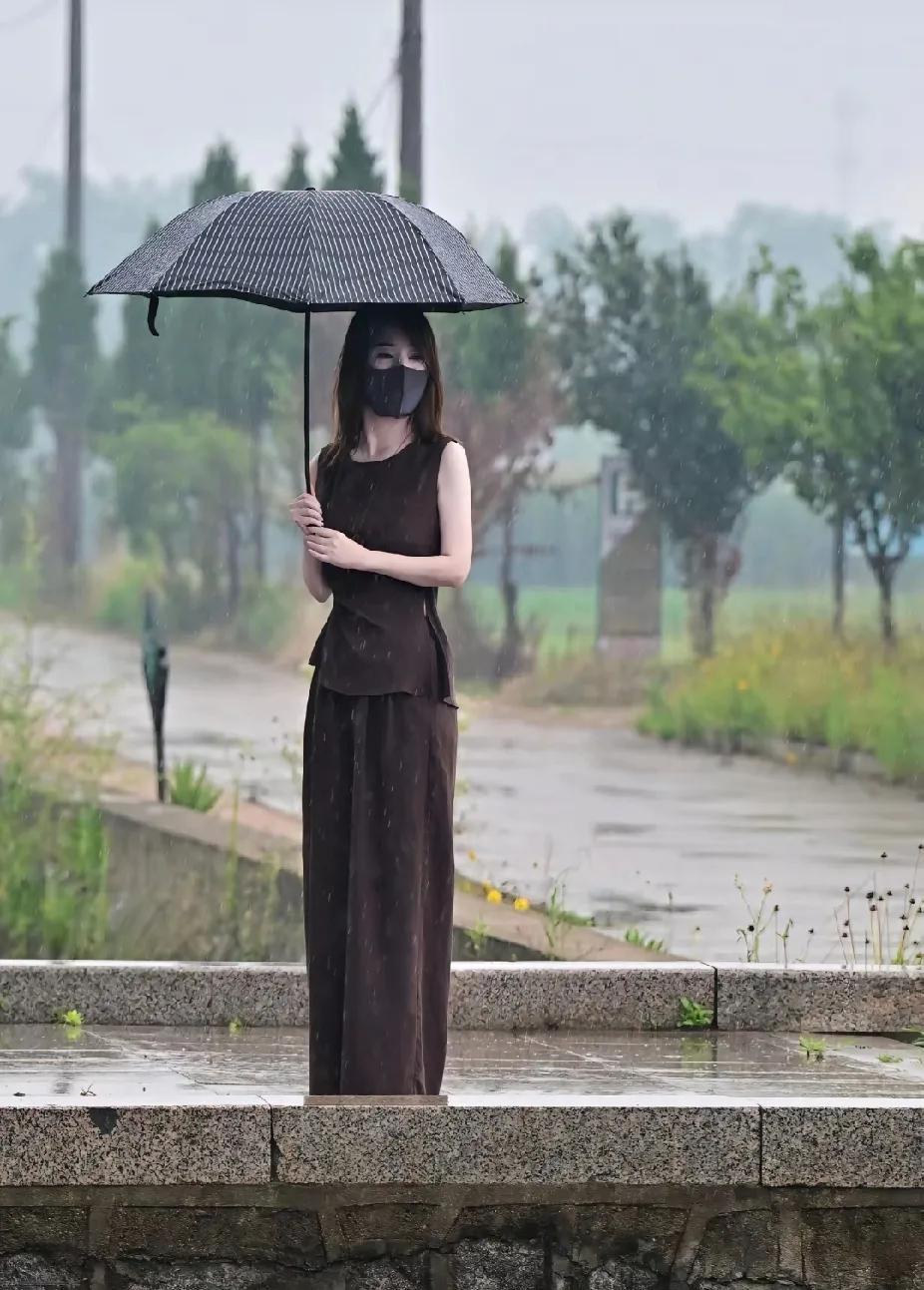 两地分居的老公，昨天给我打视频电话，他突然说了一句：老婆，我咋感觉你没有以前关心