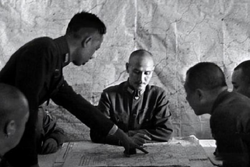 傅作义起义前夕，蒋介石派了一个人前往北京，请求傅作义答应一事。这个人就是时