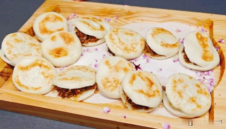 西安艳阳天西府饭是宝鸡三十年老字号，小吃种类很多陕味臊子面农家汤臊子面郭师傅