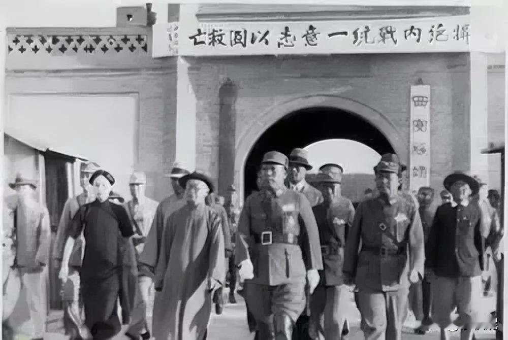 翻遍全球历史，在国难当头的情况下扣押国家首脑，还能出国避难的不多，至于出了国还想