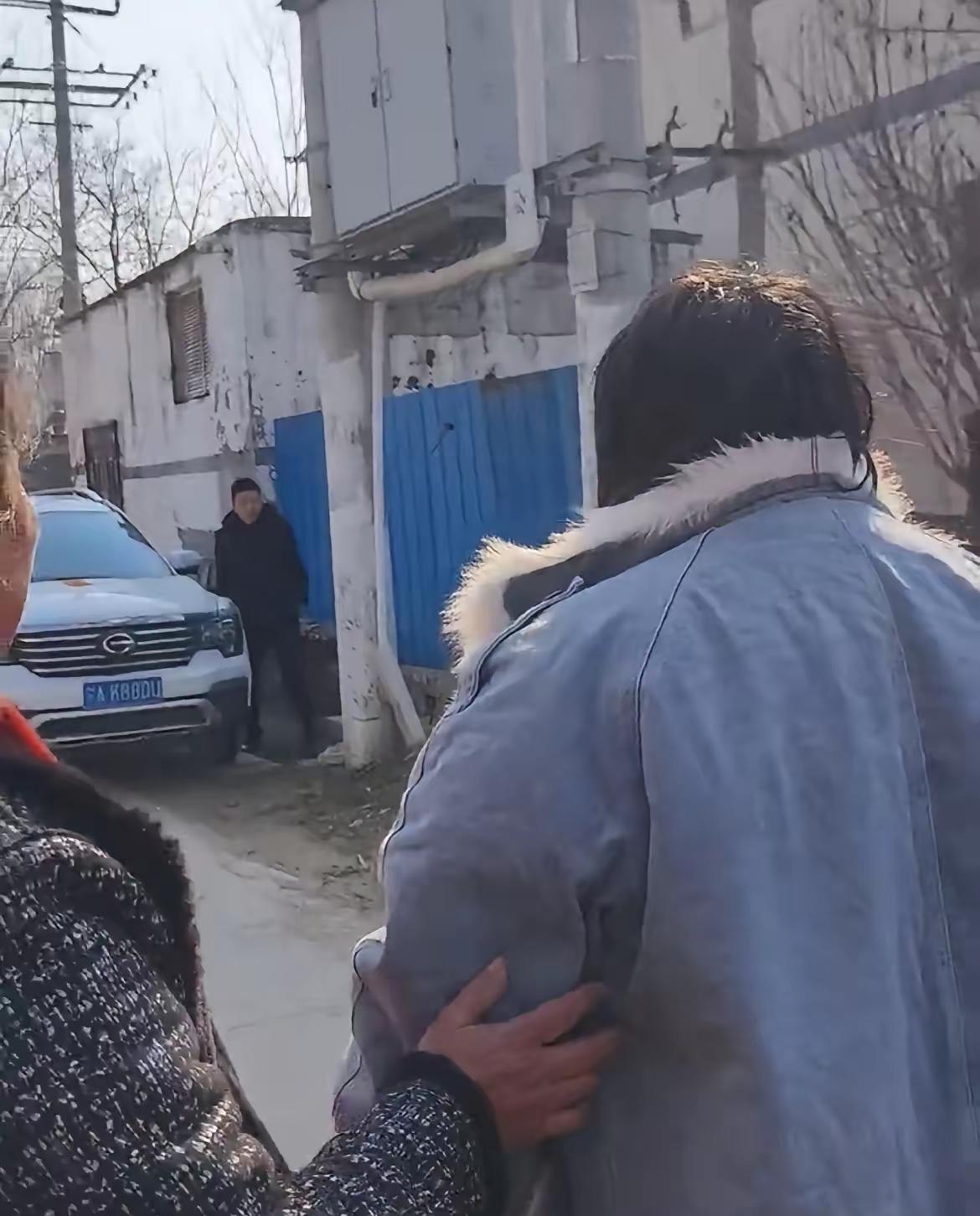 富贵养人真是一点也不假，大衣哥自从出息后，儿子有了媳妇，女儿也觅得良人，