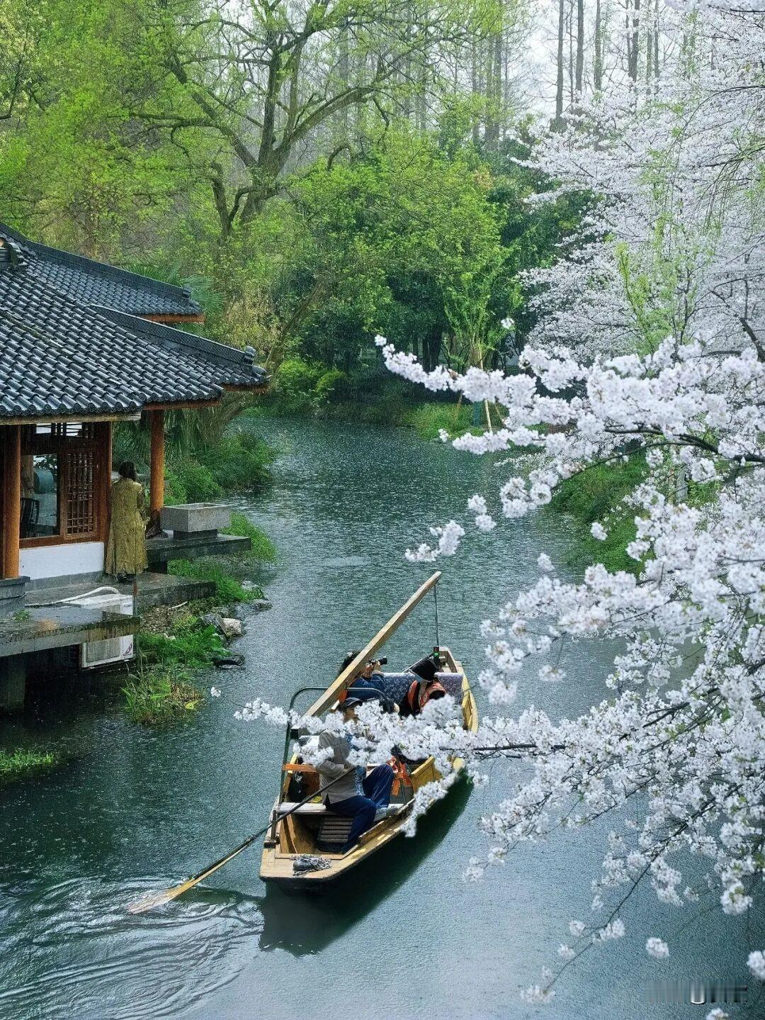 上联:荷塘月色迷人眼下联:柳岸春风醉客心横批:风景如画