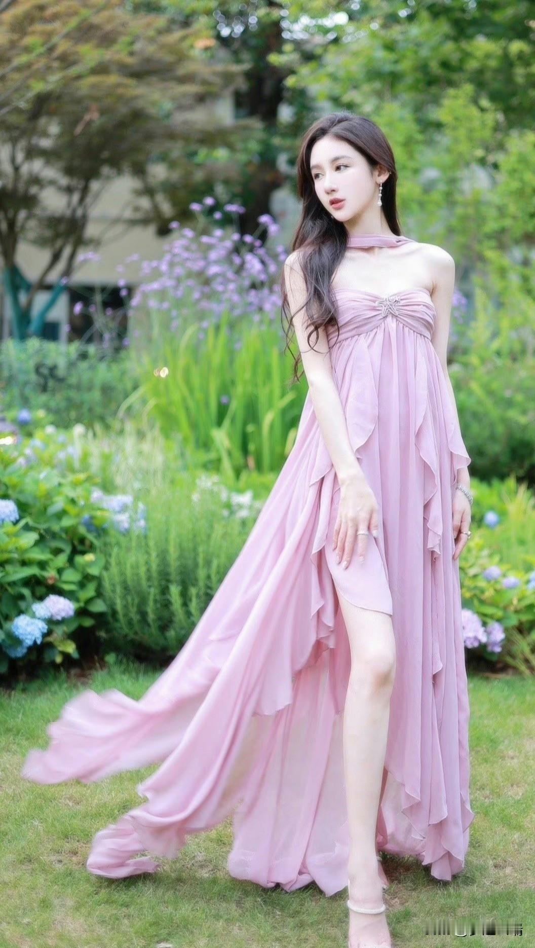 粉嫩连衣裙，花园里的仙气少女。