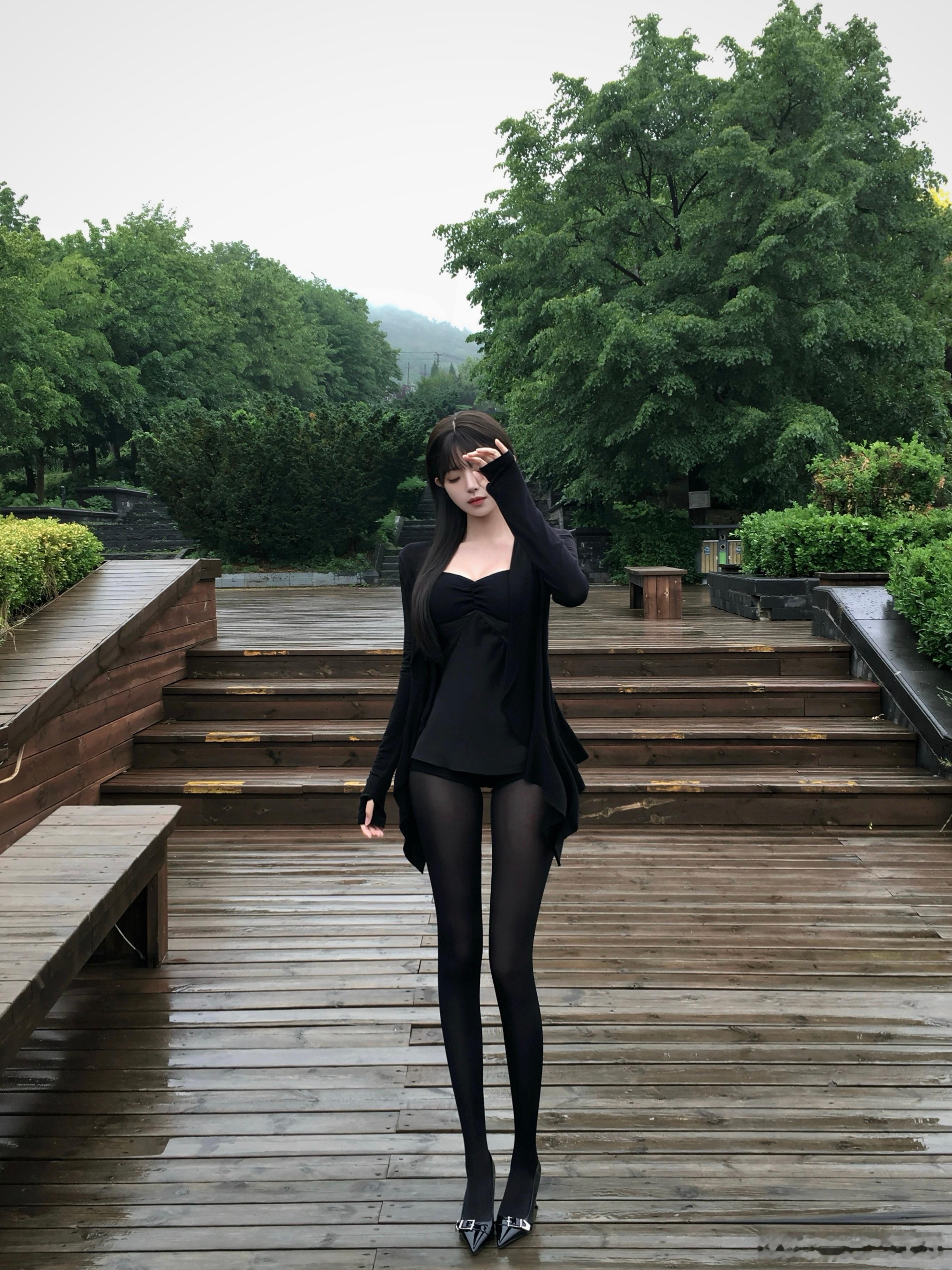 困在雨里.