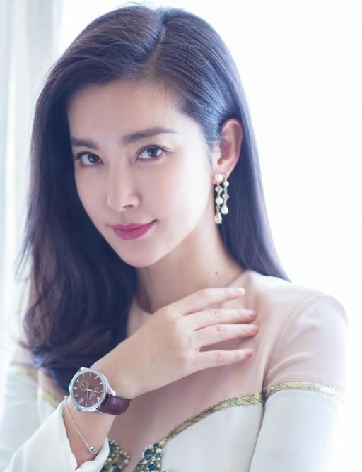 1996年，一个富商疯狂追求李冰冰，拿出千万为她买豪宅豪车，可是李冰冰不为所动。