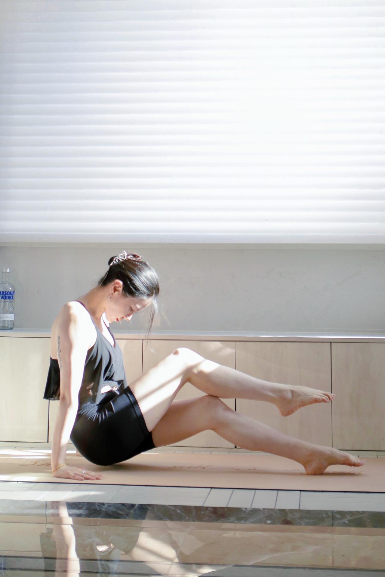 练瑜伽的小姐姐瑜伽体式拍照瑜伽女孩