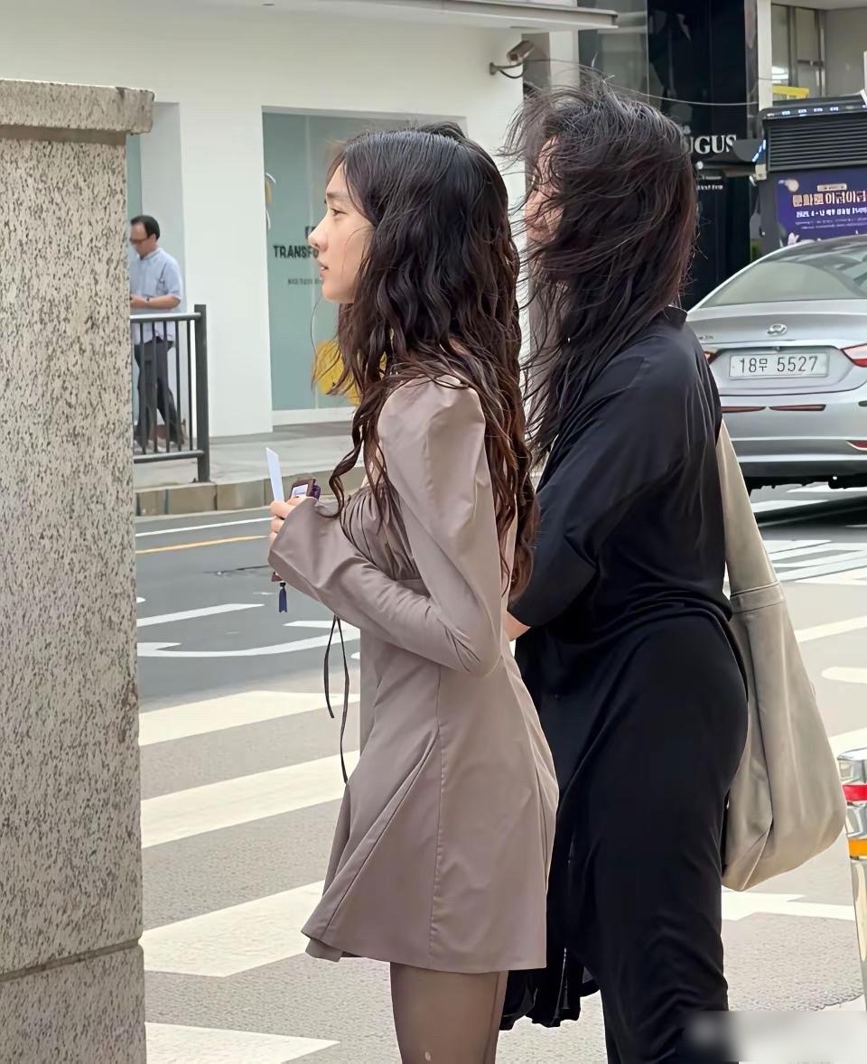 黄多多穿黑丝出现在街头，黑丝虽美，但质量不咋地，大腿处破了一个个洞洞。