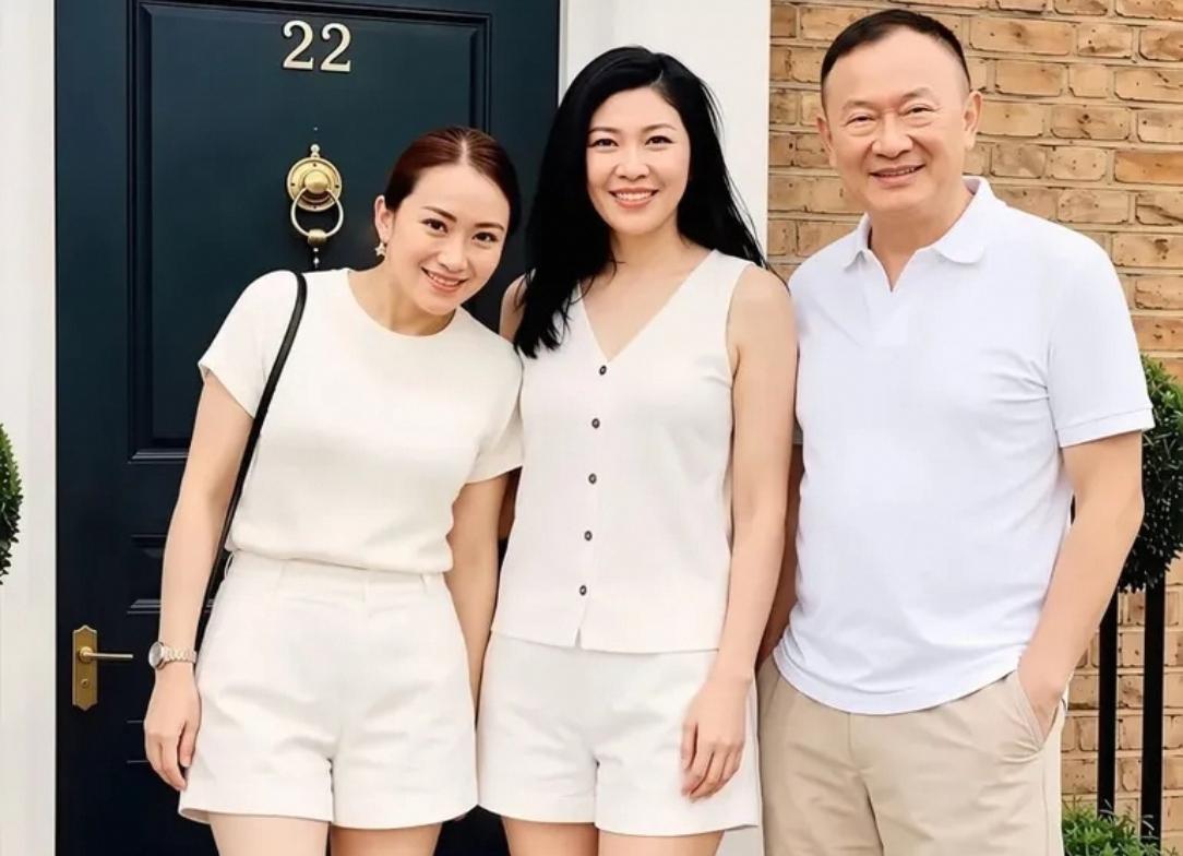 两代人三位总理，最小的她还能东山再起吗？图中三个人从左至右分别是佩通坦和他信