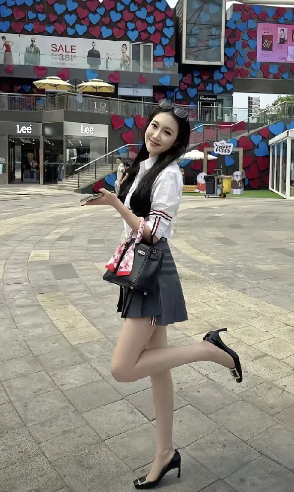 照相时屈起一条腿是什么意思？很多女性拍照时都喜欢做这个动作，它是有什么含义或者