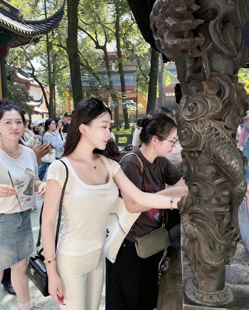 这么漂亮的女孩都需要来求姻缘吗