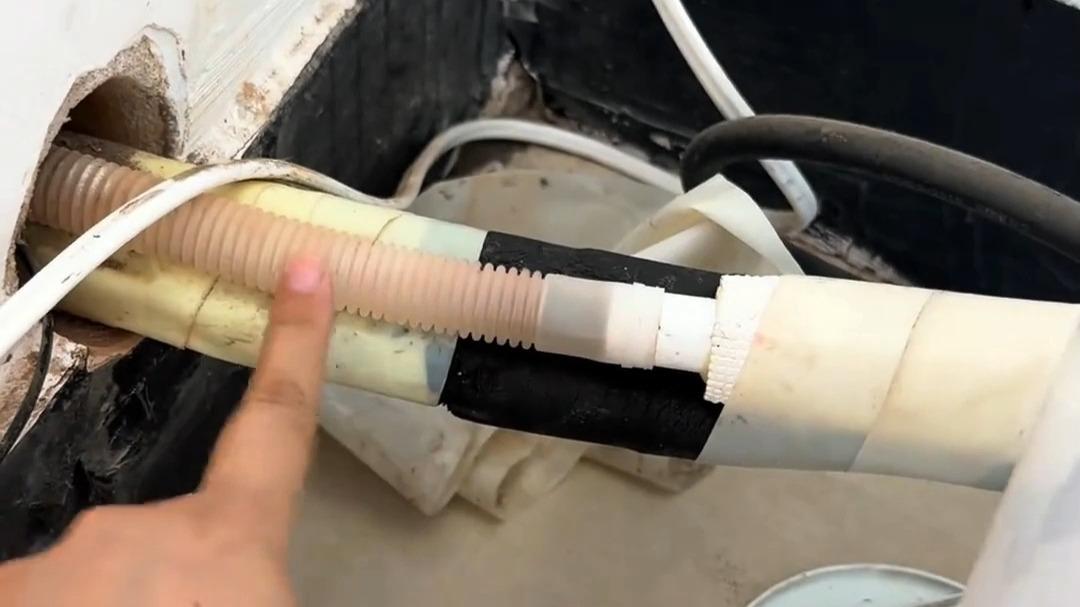 河北，一女子家空调开到26℃就飘酸臭味，调到23℃立马消失！请了好几拨维修师傅，