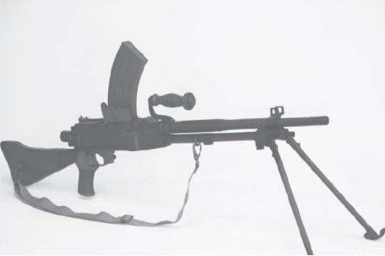 1944年夏天，混进日军据点的黄士奇趁敌人不注意，迅速冲向那把九六式机关枪，不料