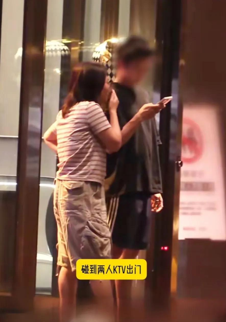 李雪琴私下里穿得这么接地气吗？大短裤+条纹T恤+洞洞鞋，完全普通人一枚，还