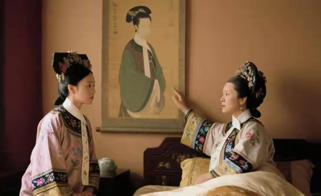 太后临终前，把甄嬛叫到床边，指着墙上一幅无名宫女的画像这幅画像在宫里挂了几