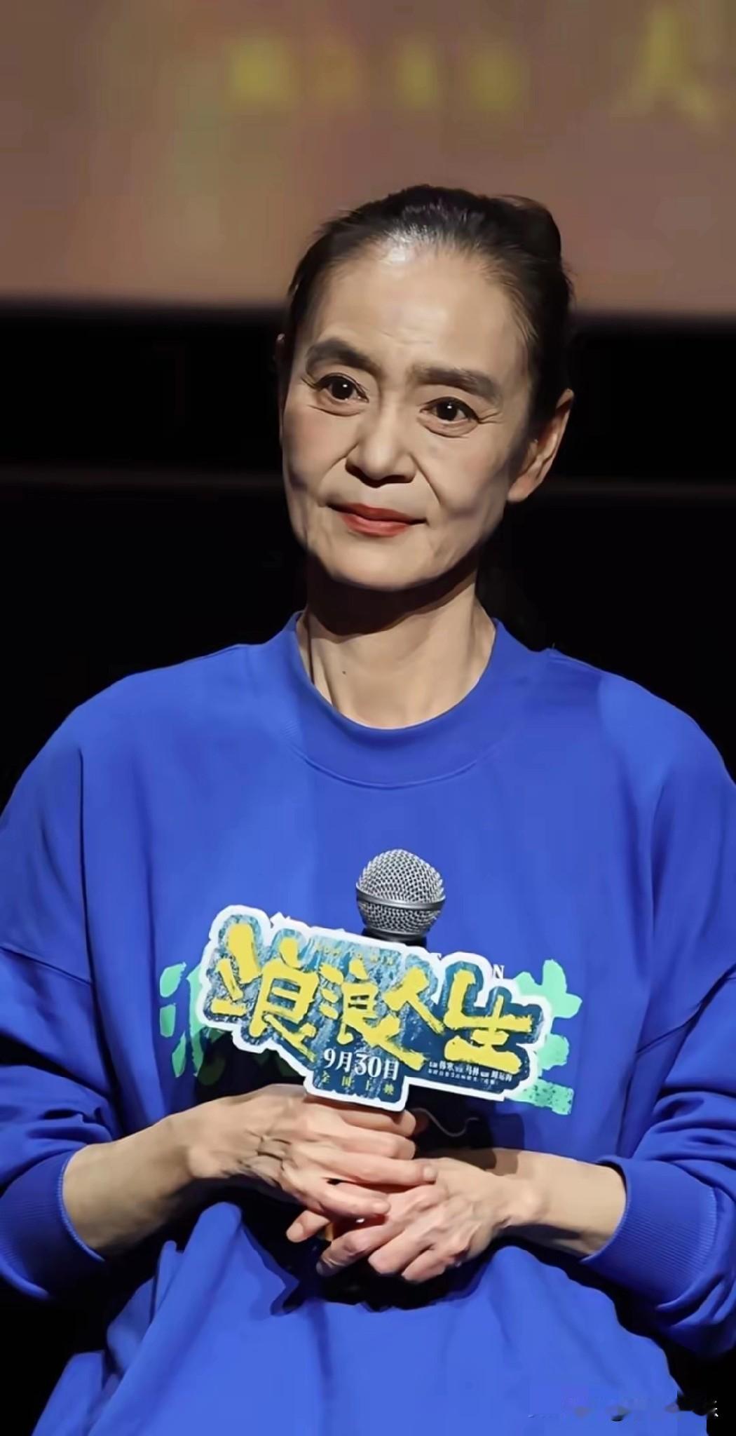 66岁刘雪华线下活动照瘦得吓人，身高170cm的她手腕和前臂细得像小孩的，手上
