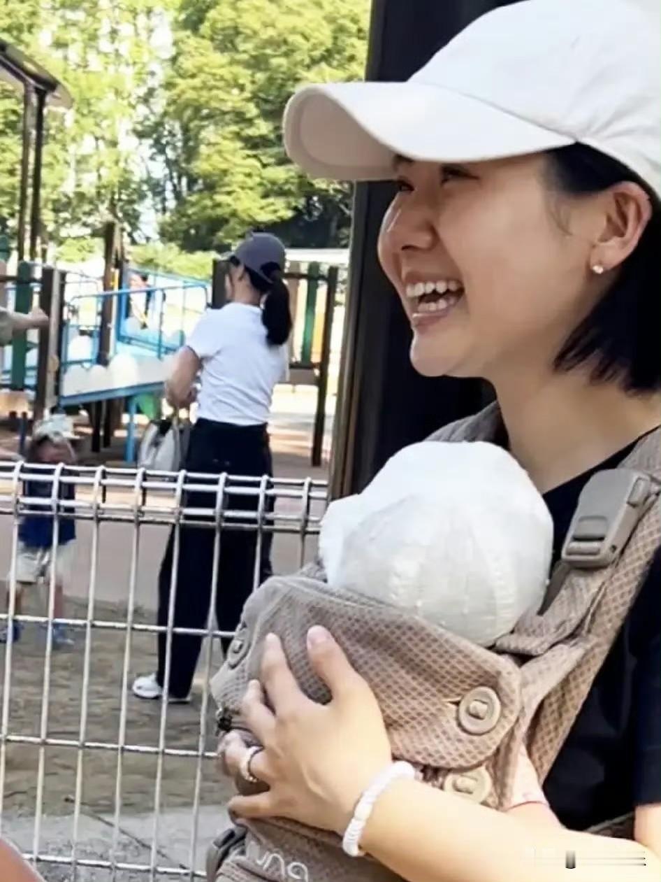有网友在日本偶遇福原爱，带娃逛公园！她这个宝宝好像才几个月大吧，还蛮可爱的，肥