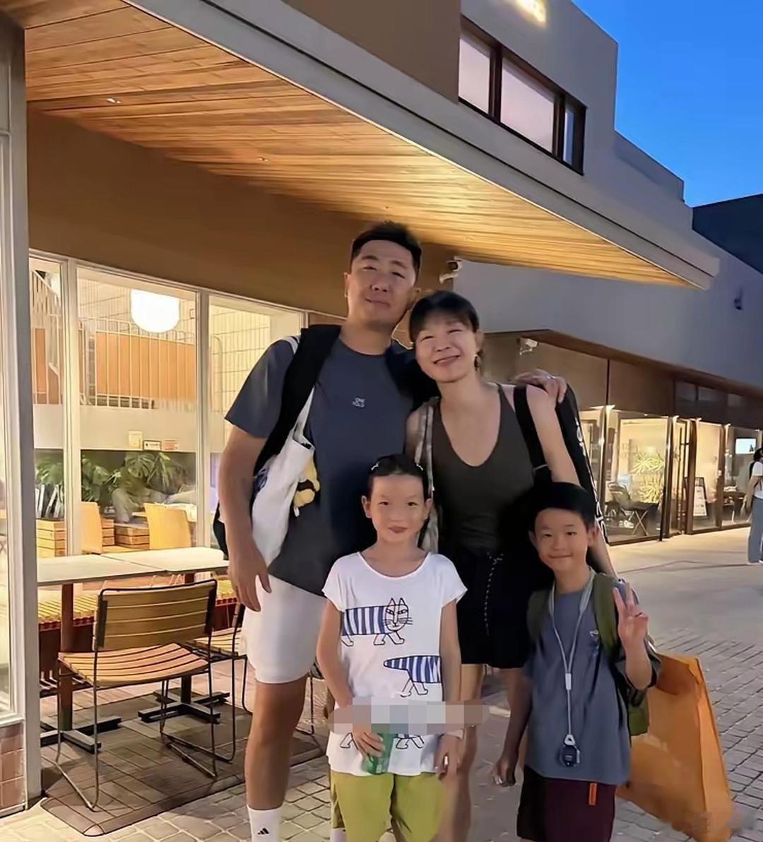 47岁李艾在阿那亚被偶遇，彻底暴露了中年女星的真实底色。镜头里，一家四口在海滩溜