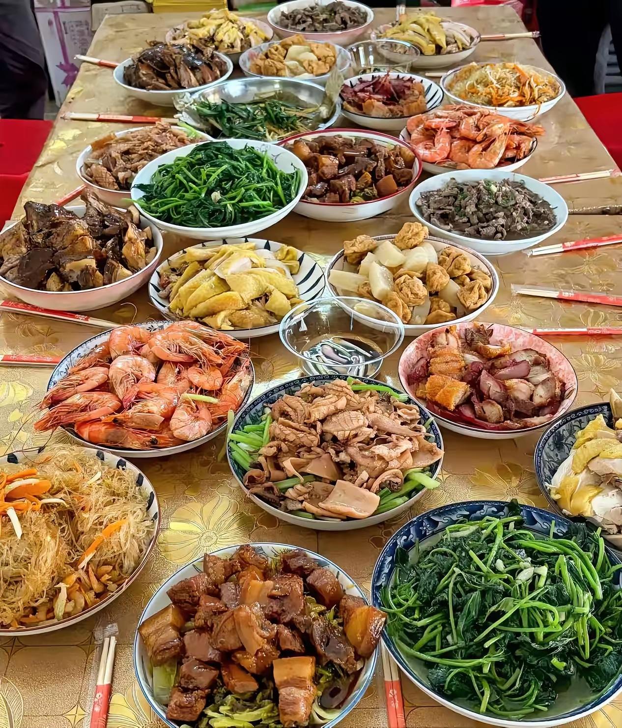 晚间赴好友家聚餐，暖心细节很感人！由于不是转盘餐桌，贴心朋友便把每道硬菜都备