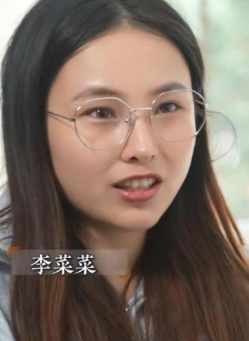 2021年，浙江95后女孩确诊不死癌症“慢性骨髓炎”，家人对其放任不管，女孩坐着