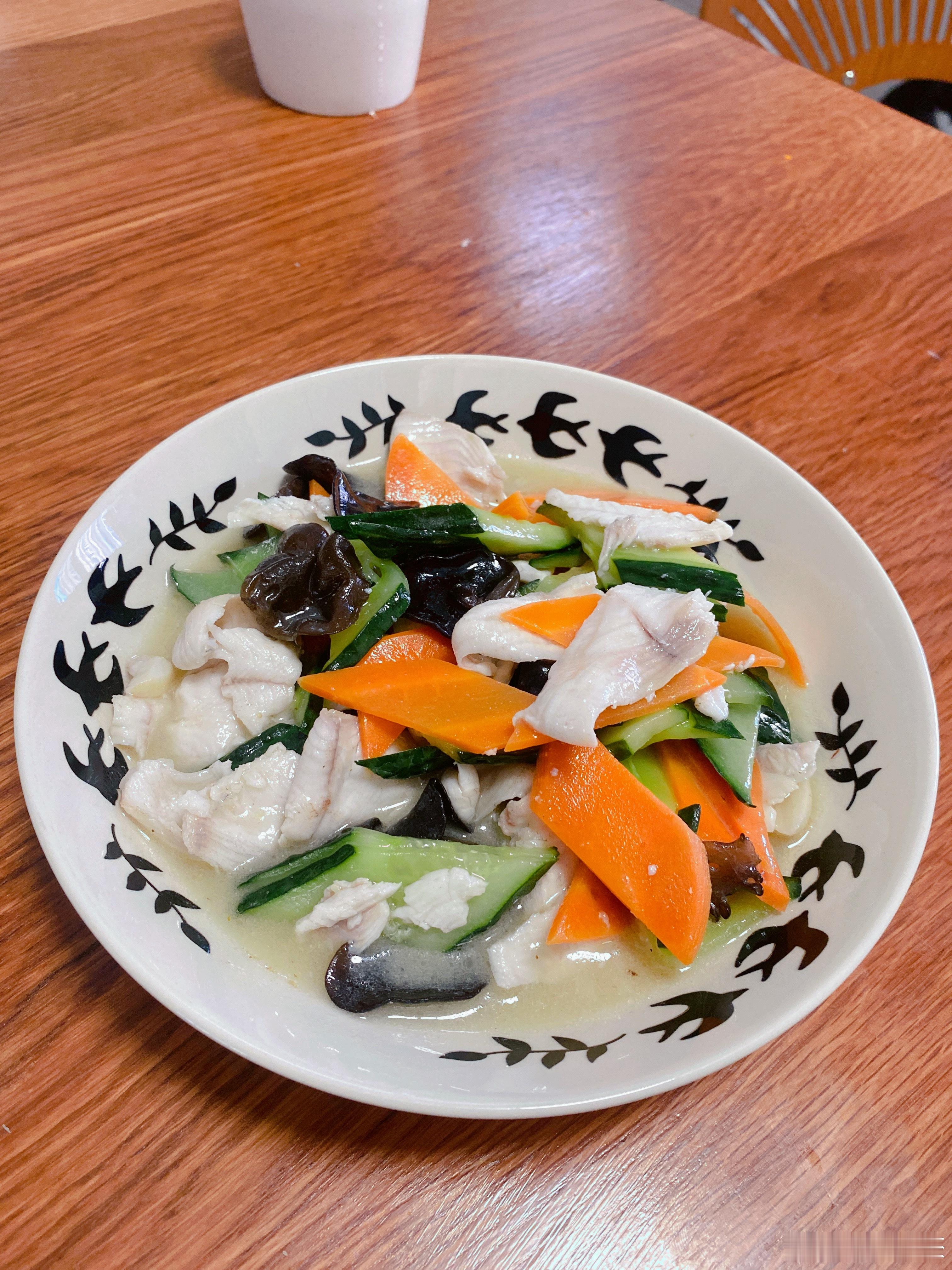 高中生家常便饭青菜炖肉、炒鱼片、炒土豆片新鲜土豆下来后，几乎天天吃土豆，好像还没