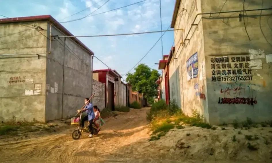 小芳被村里老光棍带走三天没回家，她妈把哭腔视频发到抖音，手机晃得看不清脸，只听见