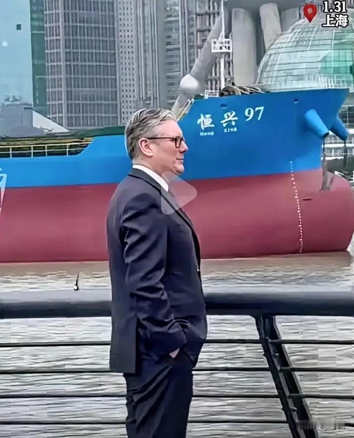不知道是有意安排，还是巧合？英国首相斯塔默访问上海期间游览了上海黄浦江，斯塔