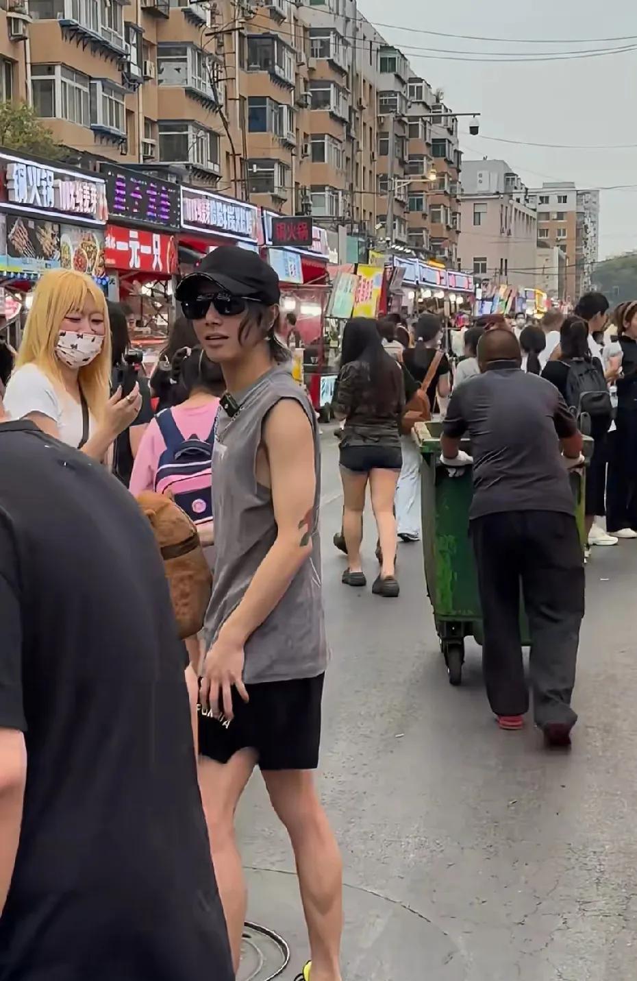 有网友在沈阳夜市偶遇华晨宇，现在他怎么变的这么瘦了