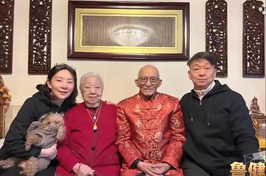 游本昌一家四口的全家福，真的让人觉得儿子游智超一点也不像父亲，那大脸完全就是跟杨