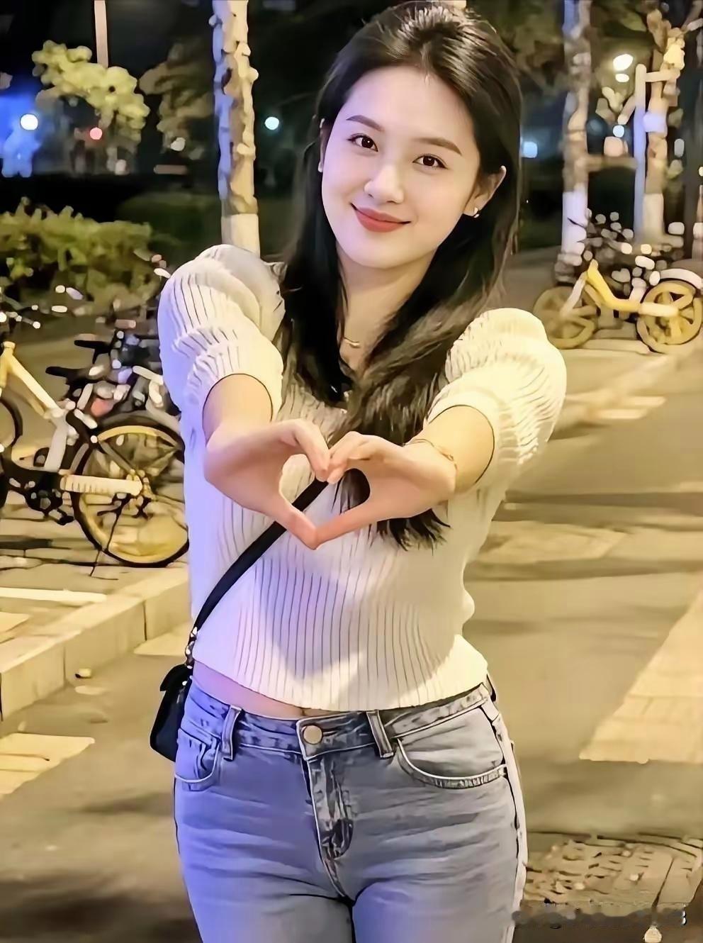 美女漂亮就算了，还笑得这么好看。得体就算了，还表现得这么乖。看着这张照片，整