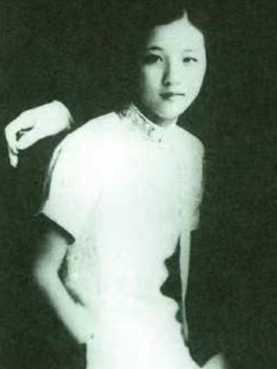 1938年7月，17岁的郭翼青嫁给了56岁的程潜。新婚夜，郭翼青羞答答的说：“你