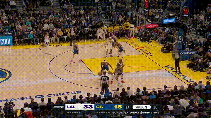 湖人超级巨星詹姆斯真是自取其辱！在今天进行的湖人和勇士的比赛中，当时比赛进行到了