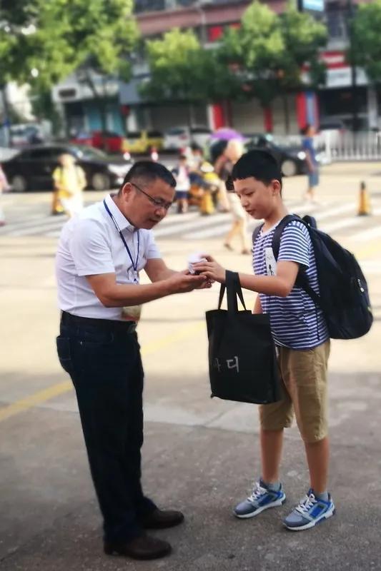我们学校的校长爱开会，老师意见很大。比如今年暑假里，学校已经召开了两次全体教师