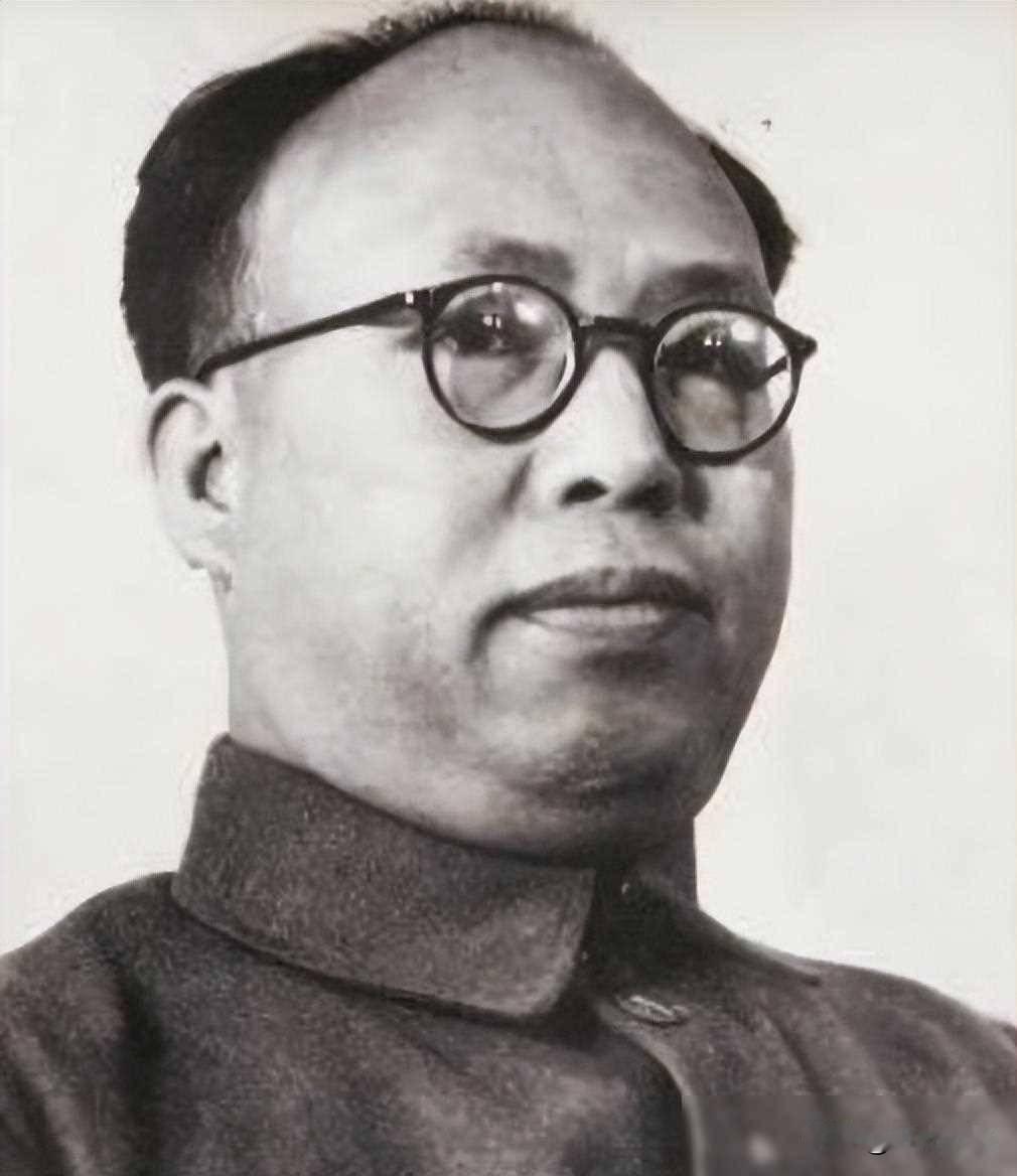 罗荣桓是十大元帅里唯一政工出身的元帅，当时身兼总政治部主任、总干部管理部部长。1