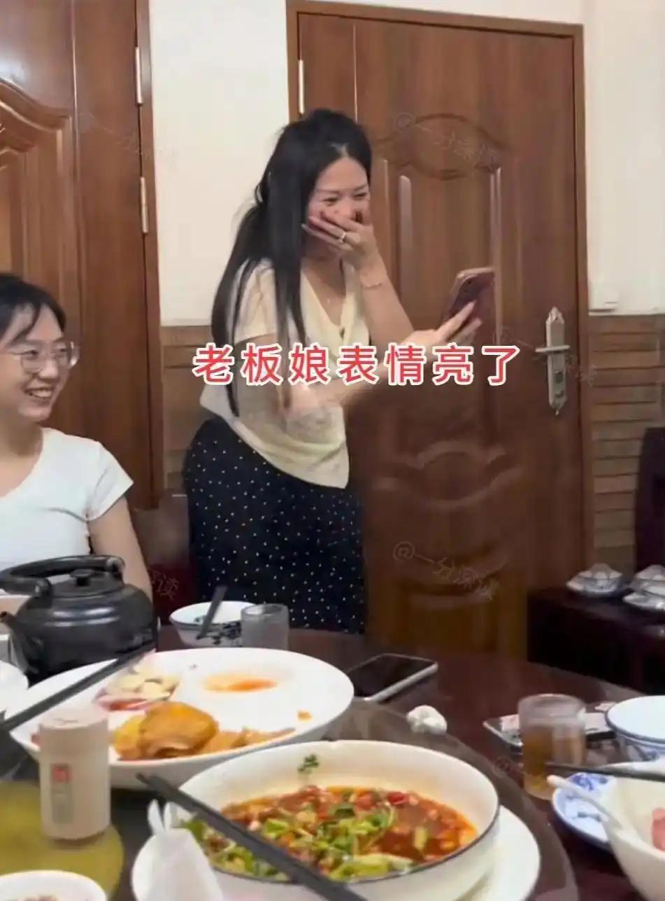一桌人正在饭馆吃饭，老板娘本来过来核对账单，结果看到店里请来助兴的肌肉小哥，瞬间