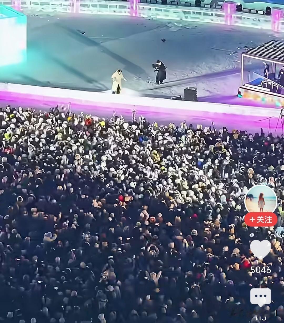 哈尔滨冰雪大世界太火了，台上台下一片热闹，哈尔滨这个冬天不一般，冬季旅游是哈尔滨