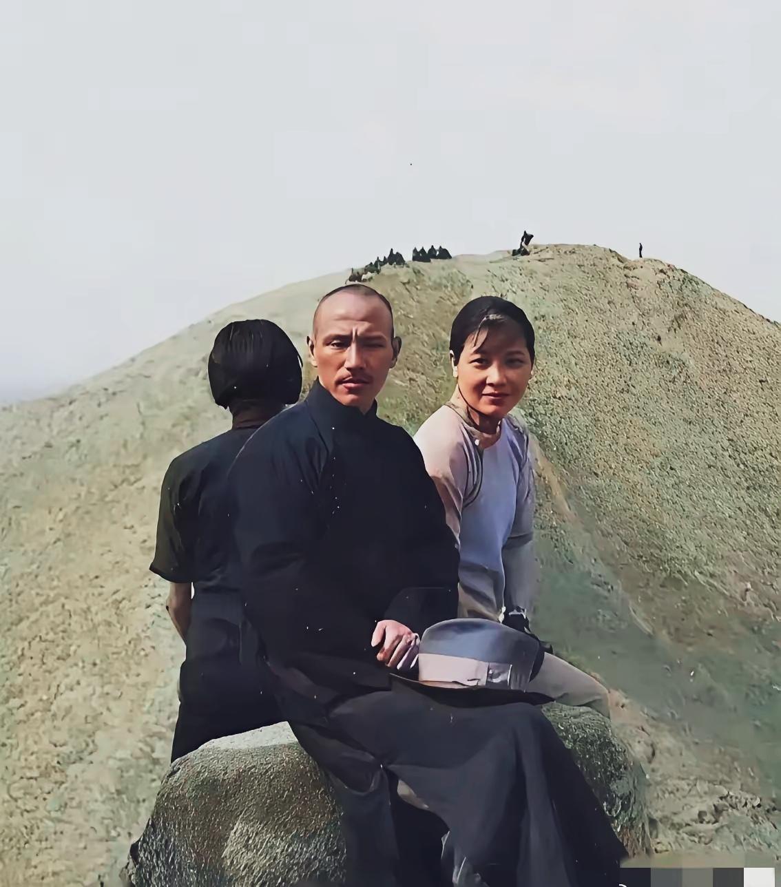 和夫人一起登山观景，蒋介石却一脸愁容。的确，那个时候的蒋介石确实很难，既想立刻消