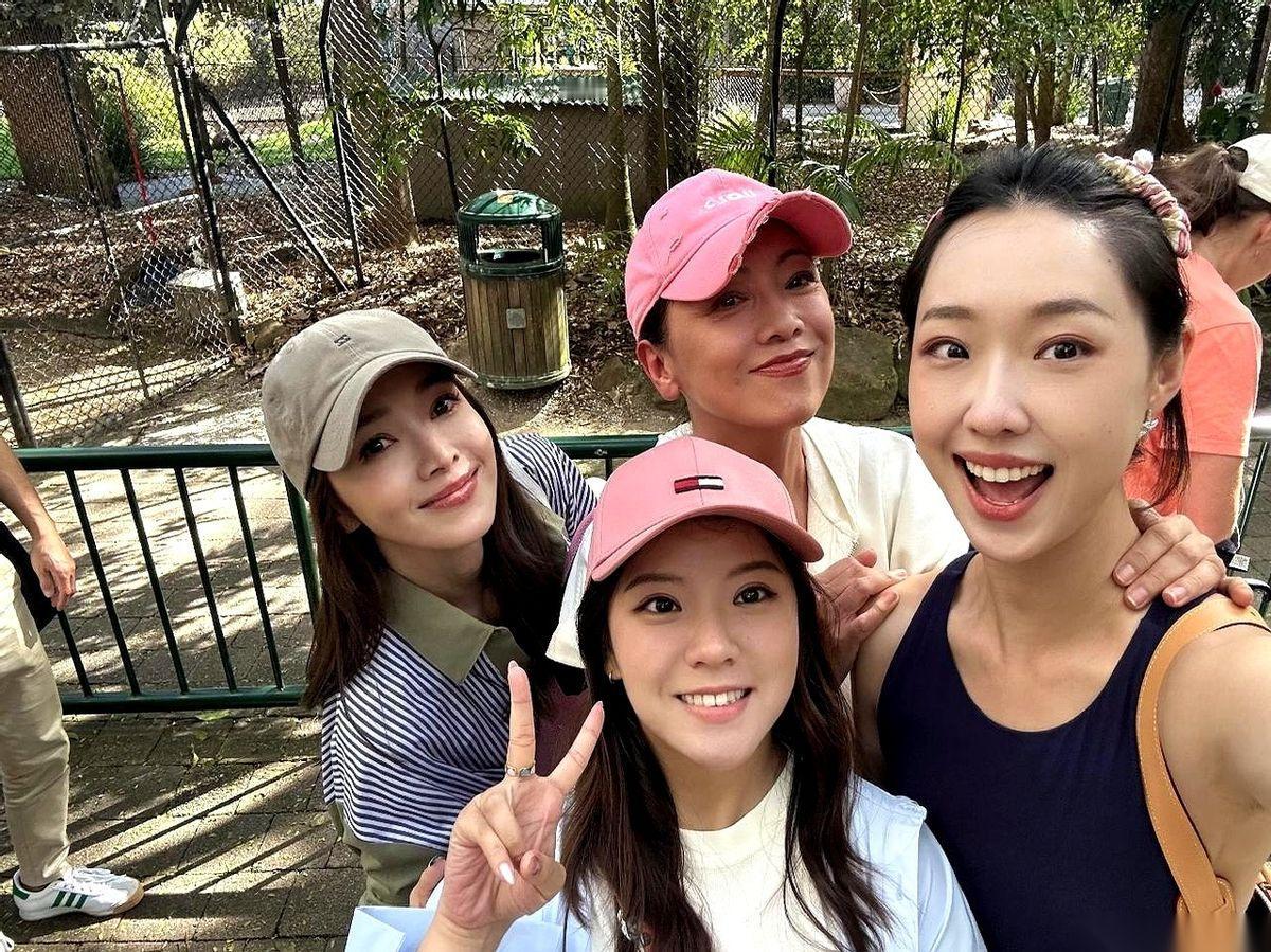 我跟你讲，看到邓萃雯、侯佩岑、管乐这三个人在澳洲的合影，我愣了三秒。这三个人，