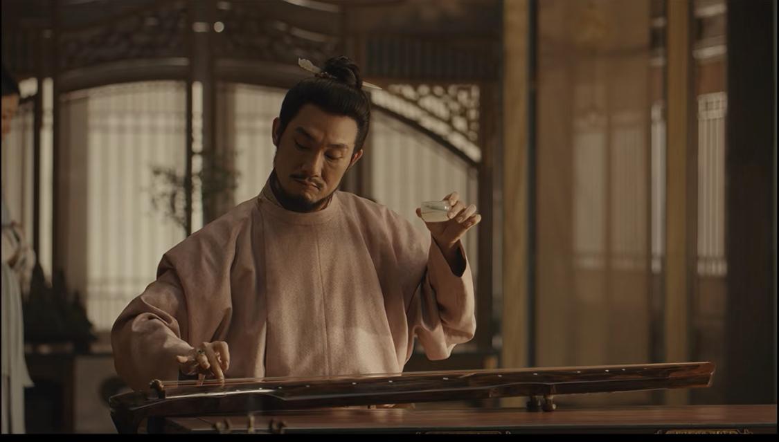 程昭悦在大火中唱的是《题菊花》·【黄巢】飒飒西风满院栽，蕊寒香冷蝶难来。他年