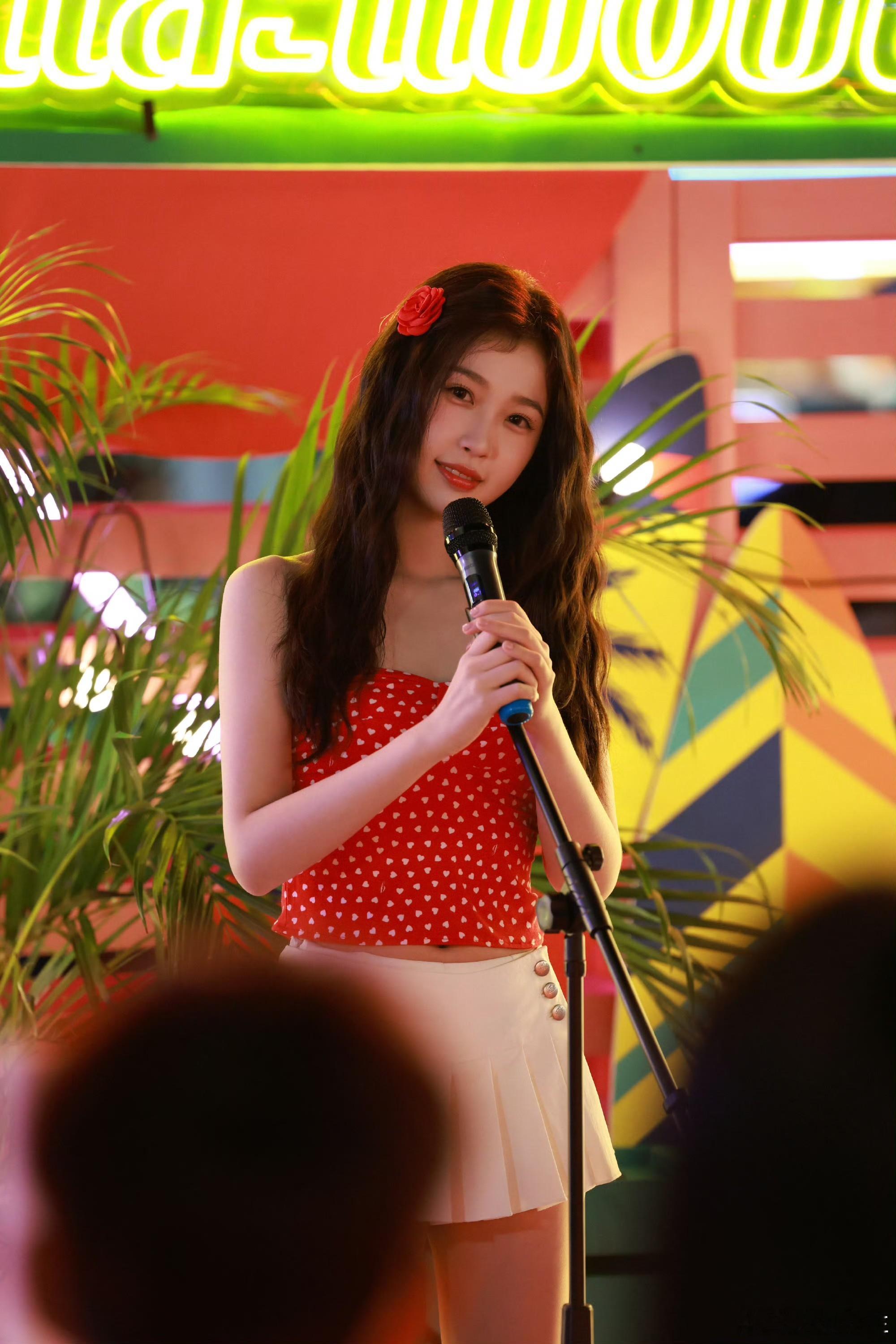 虞书欣这扑通一声刷到这段笑到岔气！duang的一声动静大到隔壁都能听见，虞书