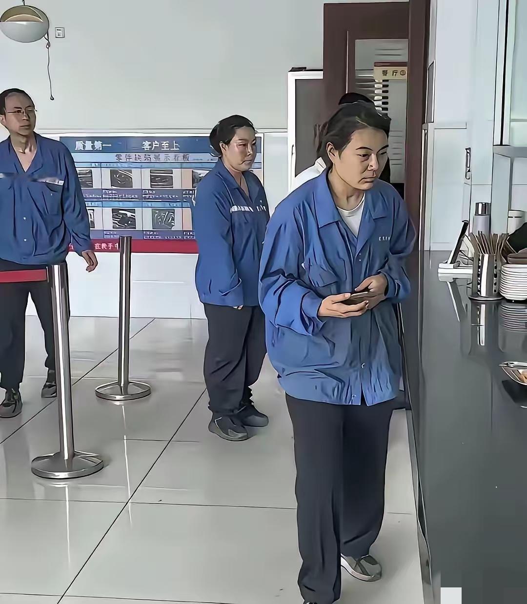 这在工厂打工的人，明明只有三四十岁，为什么都一副生无可恋的表情感觉她们都不开心