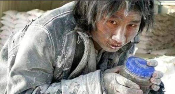 2011年，大学生崔松旺伪装成流浪汉，浑身散发恶臭，牙齿布满污垢，每天在垃圾桶旁