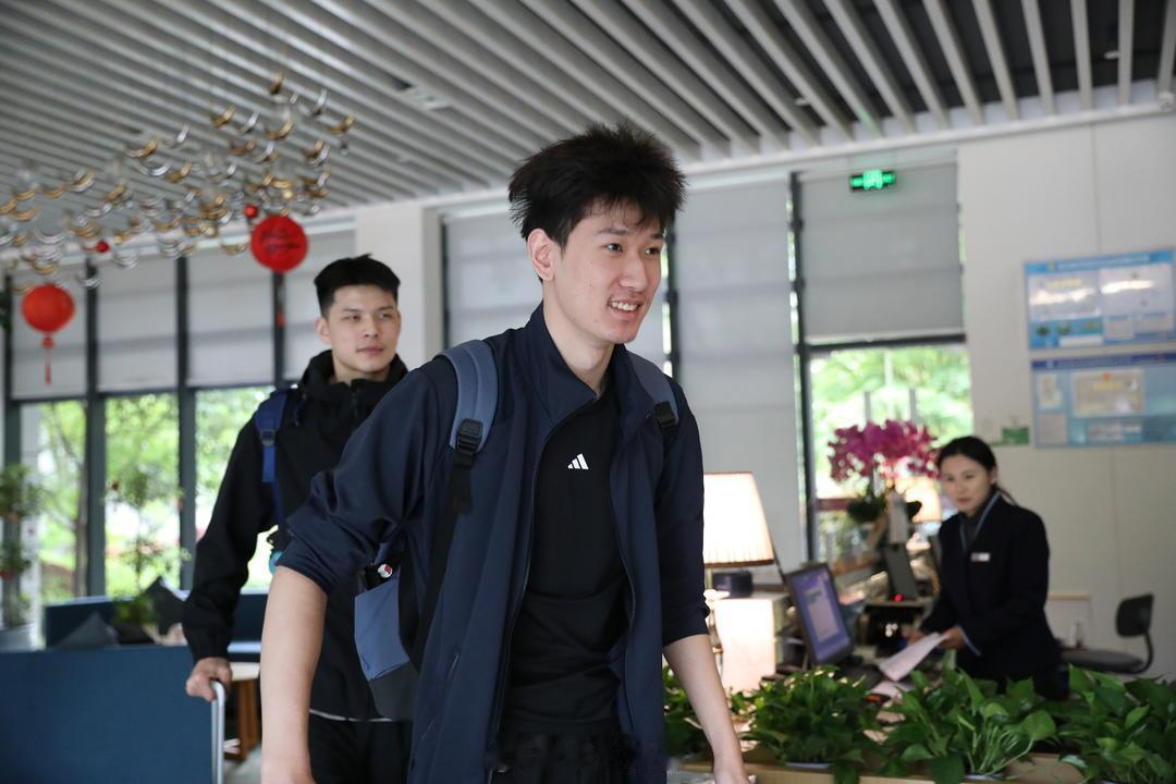 中国男排北仑当地媒体的报道，“下午将近4点，中国男排队员胡翰林、史泰尔、余翔陆