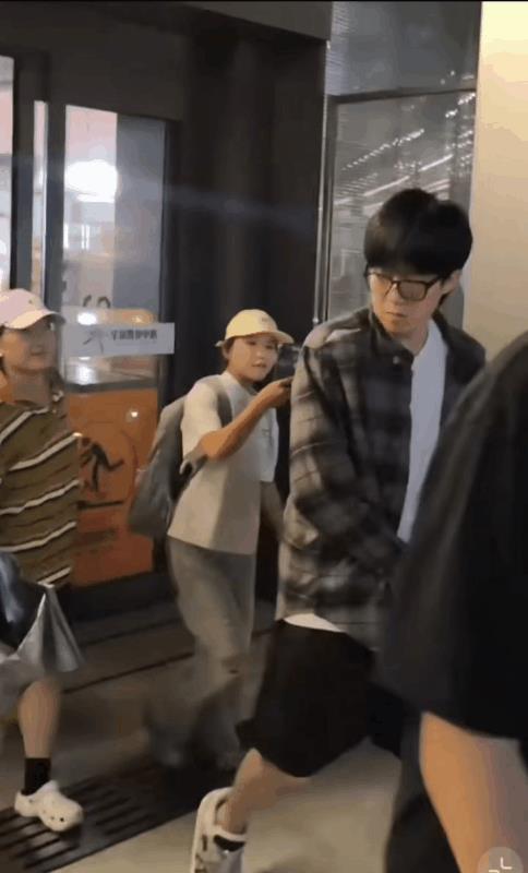 “你能离我远点吗”来自王楚钦的眼神警告！！两个人在扶梯的时候，大头还在和王CC